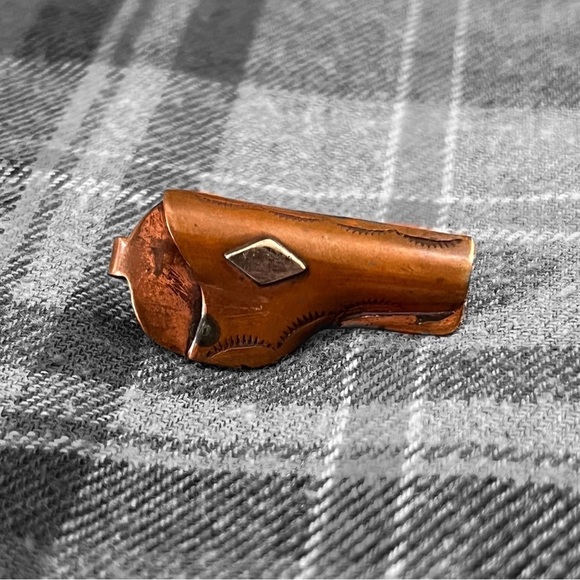 Vintage Jewelry - gun holster brooch 🖤